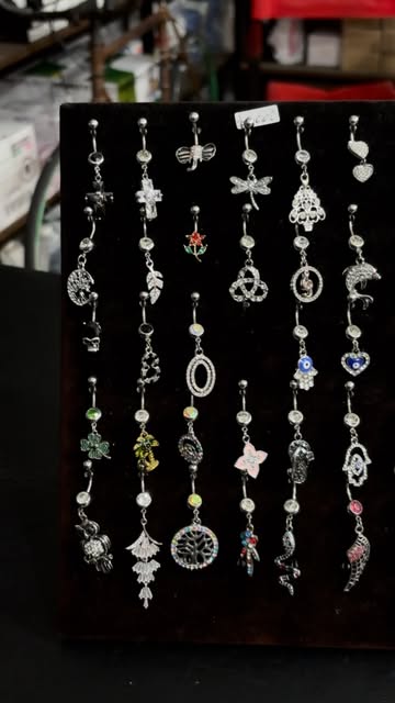 Piercings en exhibición en Varsovia Tattoo y Supplies
